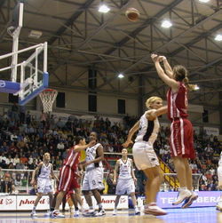 Sara Giauro shoots a three-point shot, FIBA Europe Cup for Women Finals 2005